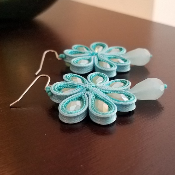 NWT LAST 2! Gorgeous Silk Laced Flower Earrings - Picture 3 of 6